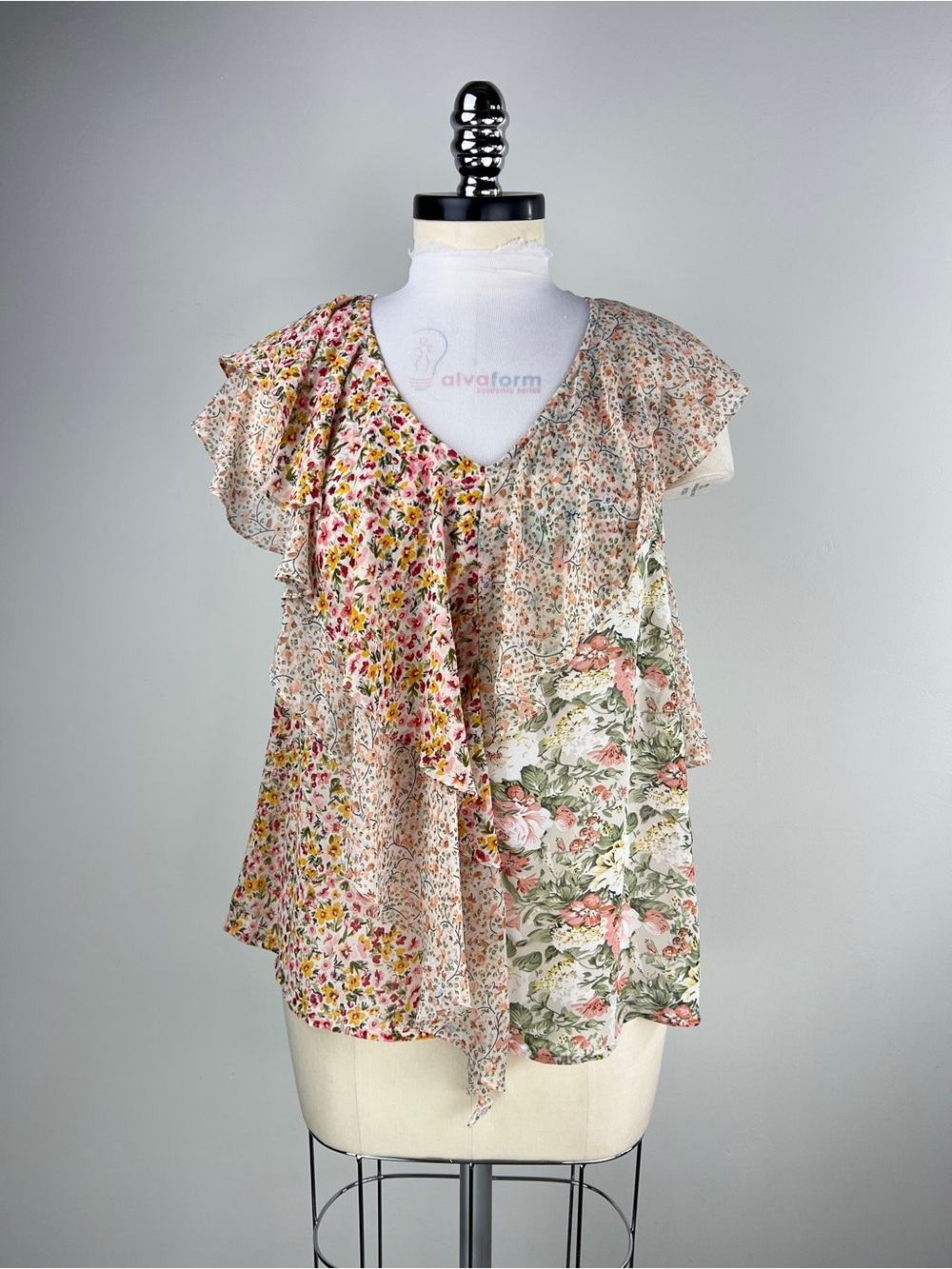 💚 3873. Floral Patchwork Ruffle V-Neck Blouse